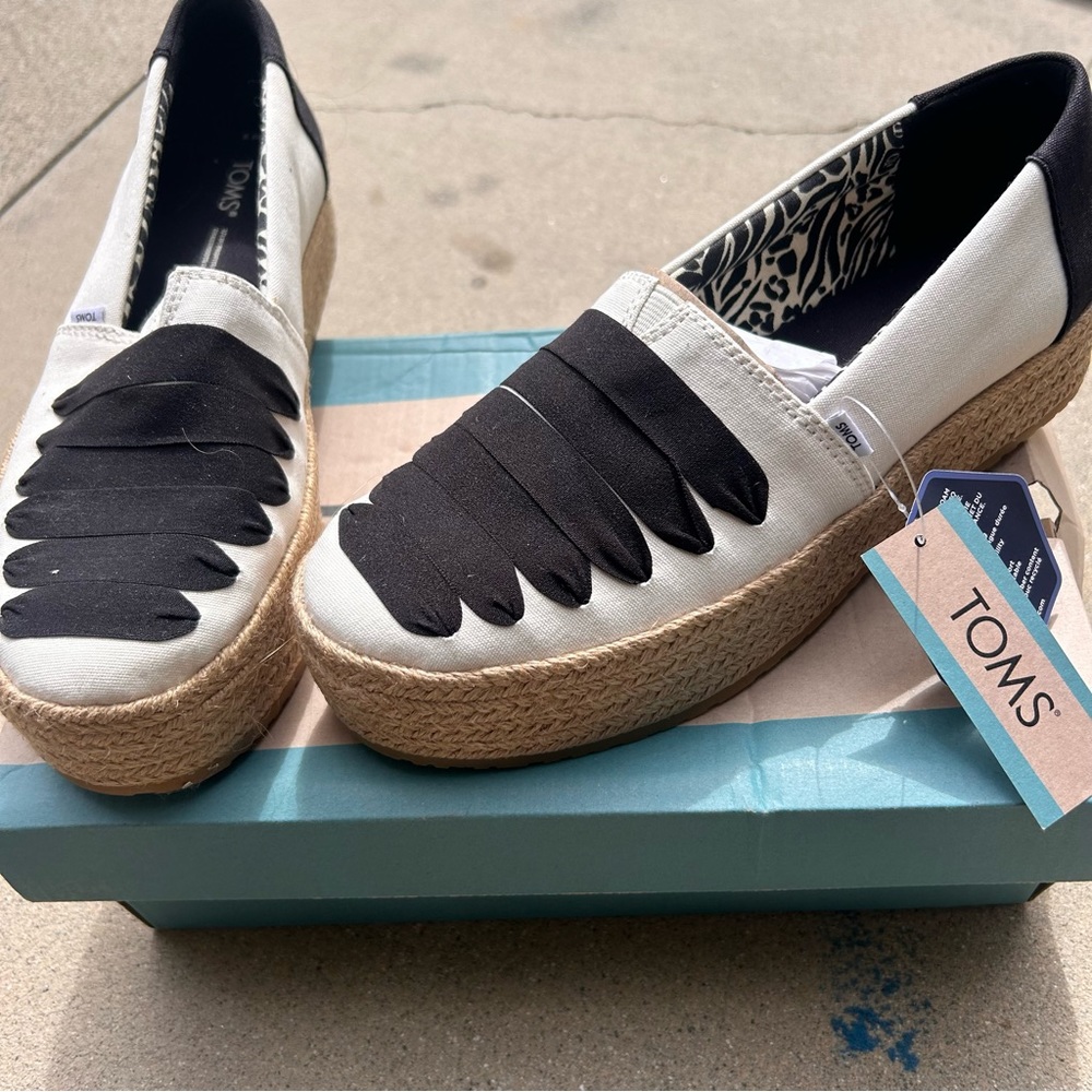 New Toms women’s Valencia natural canvas size 8 platform slip on shoes